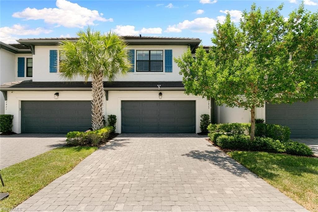 7425 Rockefeller DR NAPLES, FL 34119