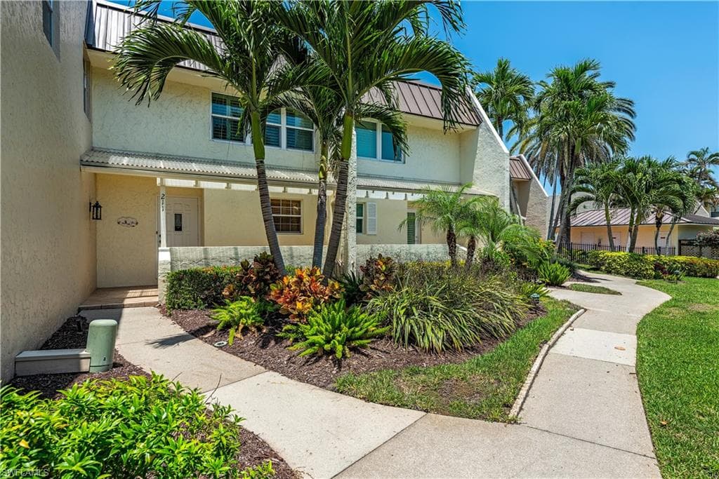 800 River Point DR 211 NAPLES, FL 34102