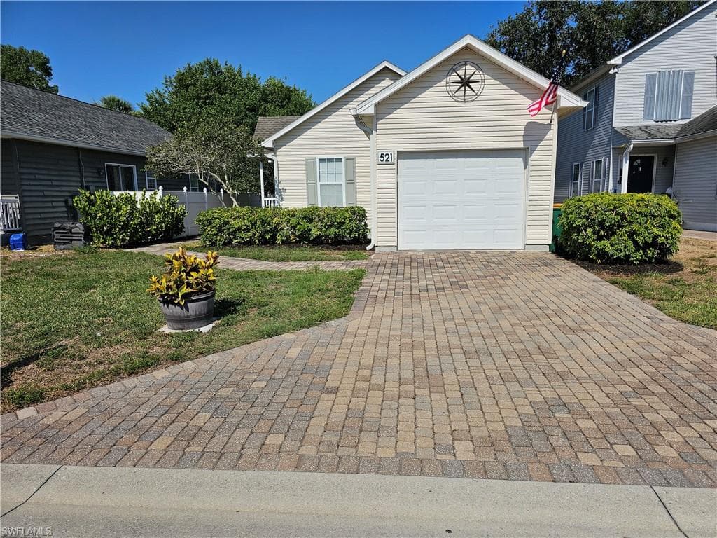 521 Leawood CIR E NAPLES, FL 34104