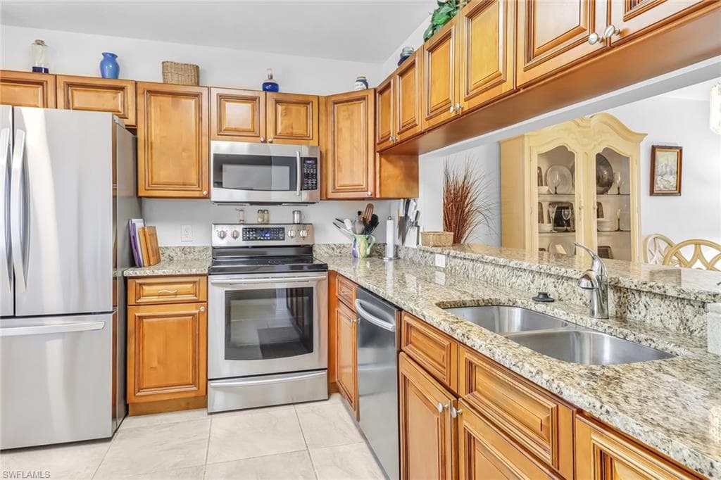 9901 Sunset Cove LN 215 FORT MYERS, FL 33919