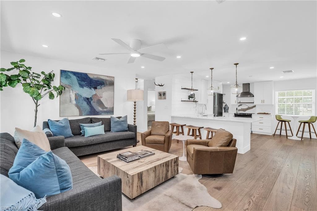 1246 Royal Palm DR NAPLES, FL 34103