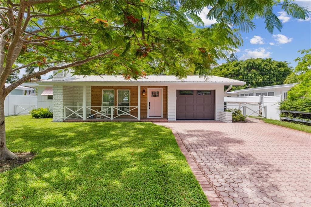 1336 Royal Palm DR NAPLES, FL 34103