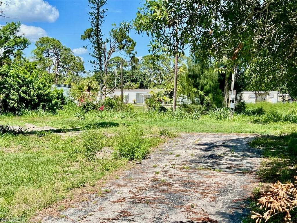 8085 McDaniel DR NORTH FORT MYERS, FL 33917