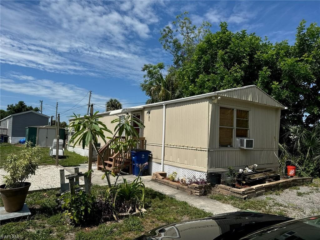 714 Higgins RD NORTH FORT MYERS, FL 33917