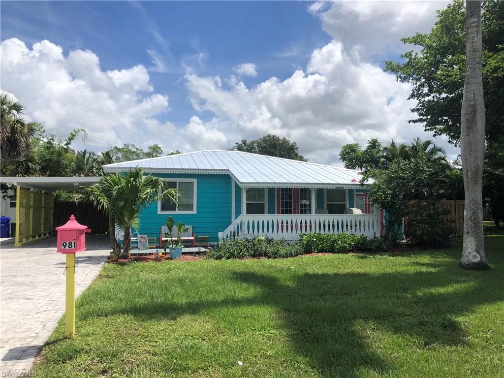 981 8th TER N NAPLES, FL 34102