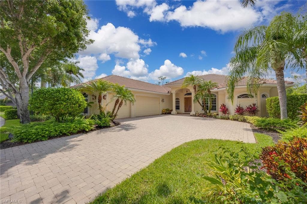 7476 Treeline DR NAPLES, FL 34119