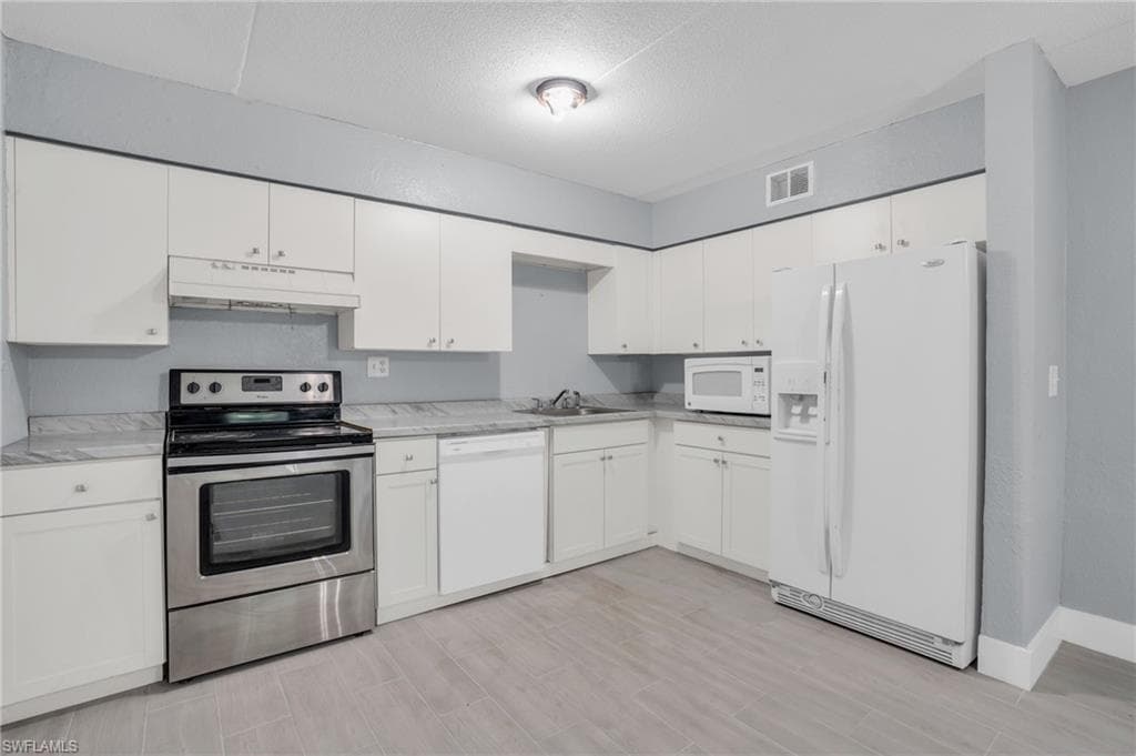 465 Bald Eagle DR 11 MARCO ISLAND, FL 34145