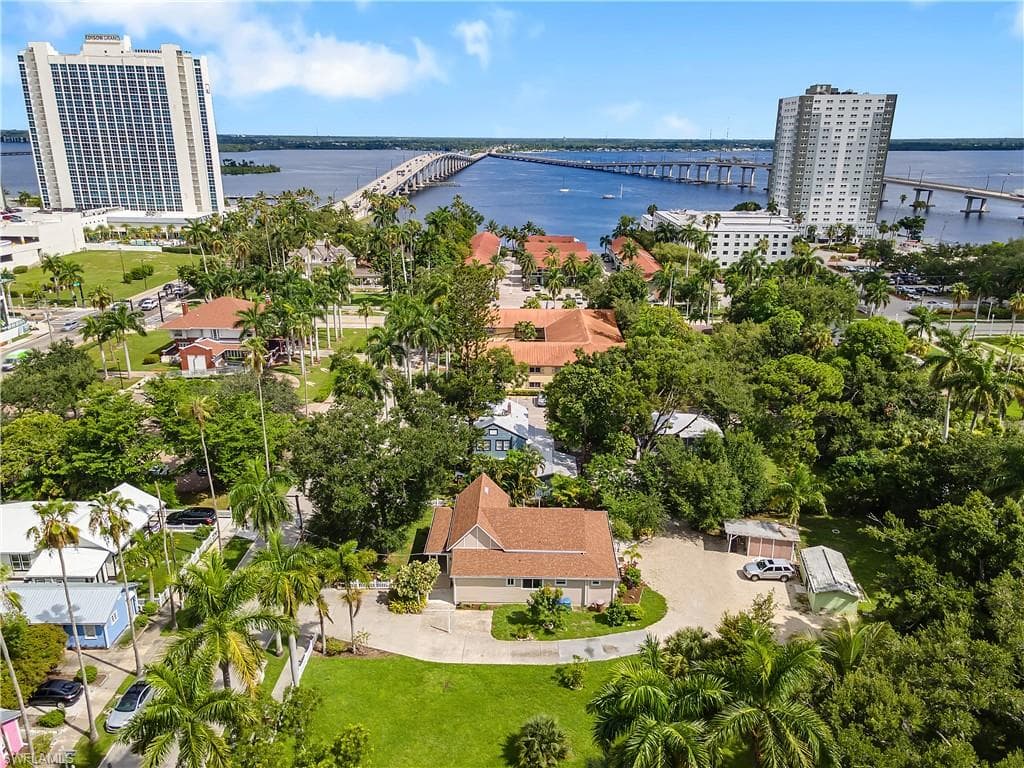 1605 HOUGH ST FORT MYERS, FL 33901