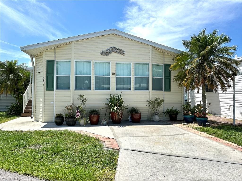 4731 Split Log LN W ESTERO, FL 33928