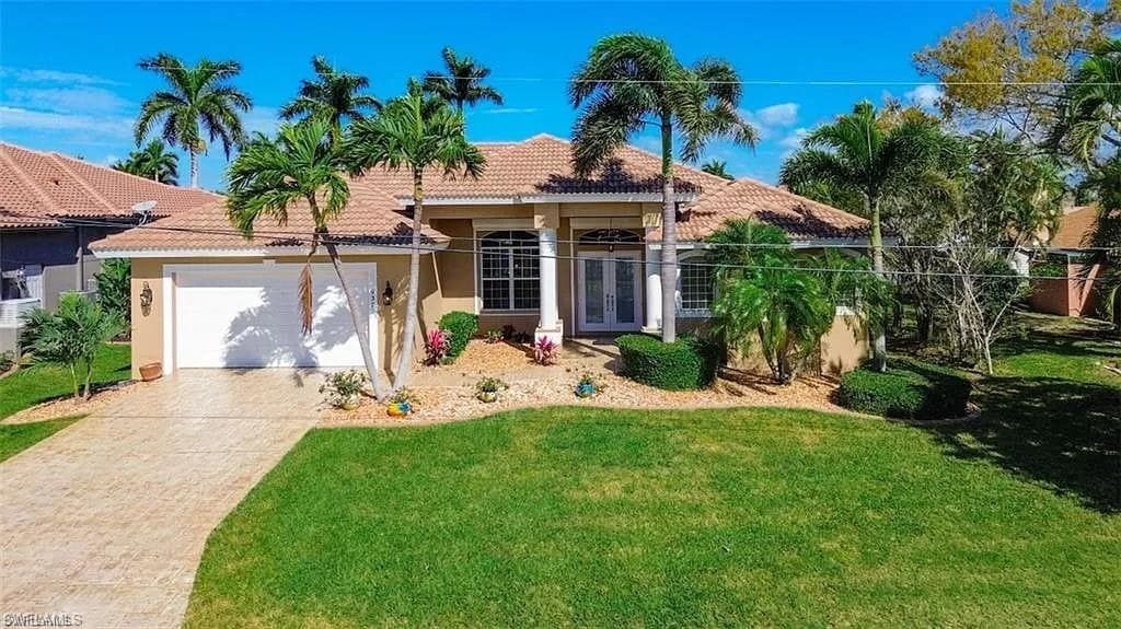 937 Dolphin DR CAPE CORAL, FL 33904