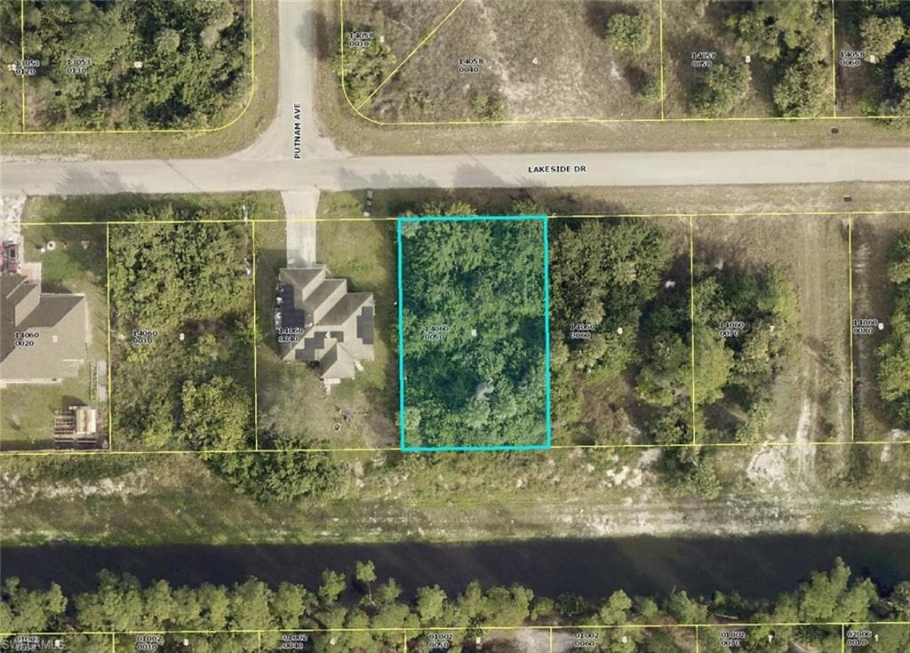 924 Lakeside DR LEHIGH ACRES, FL 33974