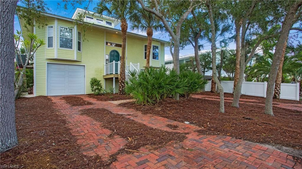1296 Grand Canal DR NAPLES, FL 34110