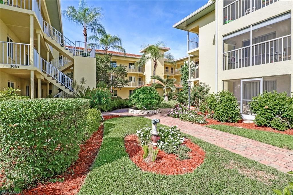 1001 Foxfire LN 103 NAPLES, FL 34104