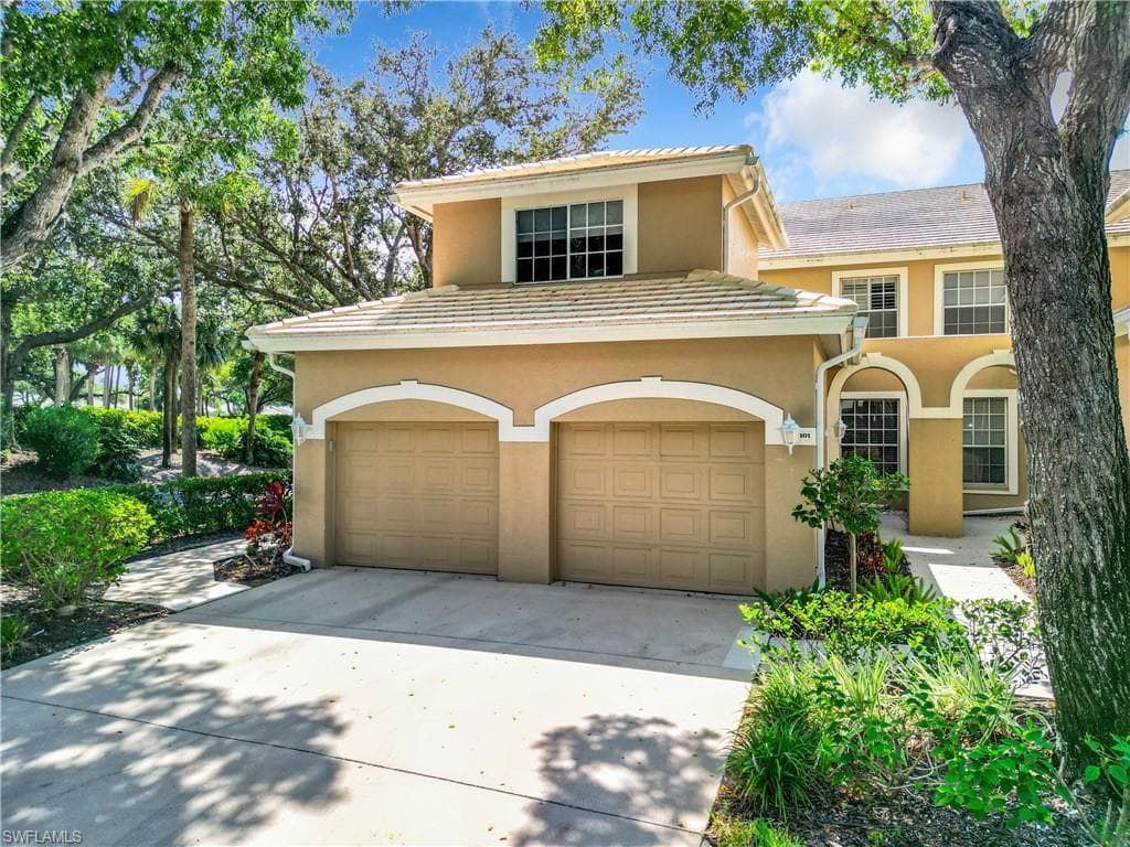 24827 Lakemont Cove LN 101 BONITA SPRINGS, FL 34134