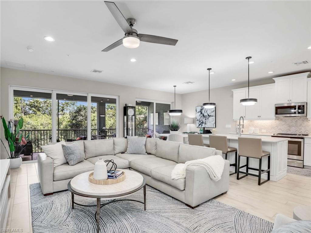 2614 Seychelles CIR 1207 NAPLES, FL 34112