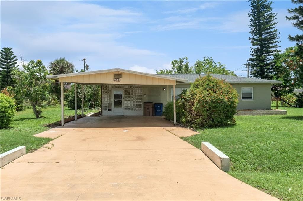 900 Grant LN LEHIGH ACRES, FL 33936