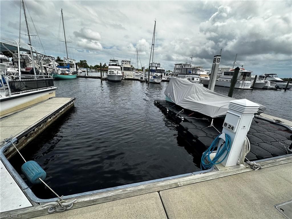 525 Newport DR NAPLES, FL 34114
