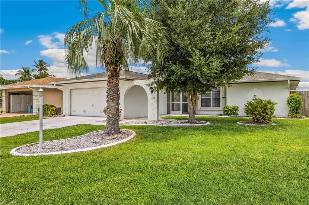 9748 Foxglove CIR FORT MYERS, FL 33919