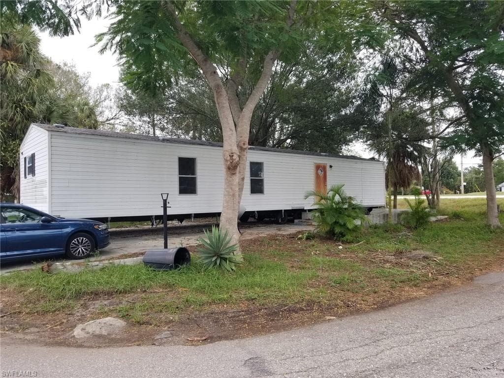 258 Lamplighter LN NORTH FORT MYERS, FL 33917