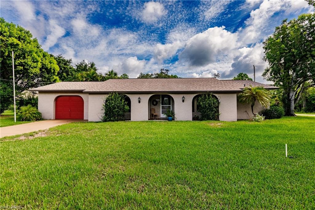 735 Manhattan ST E LEHIGH ACRES, FL 33974