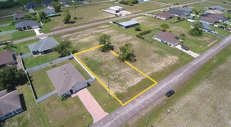 2916 25th LN CAPE CORAL, FL 33993