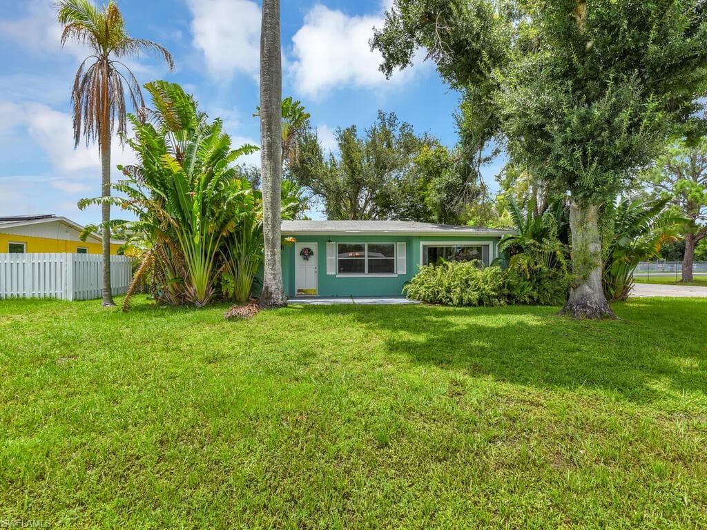1683 Passaic AVE FORT MYERS, FL 33901