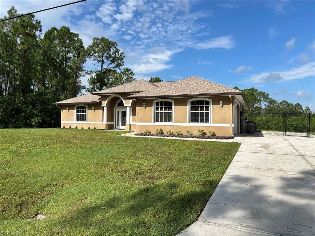 1123 Oak AVE LEHIGH ACRES, FL 33972