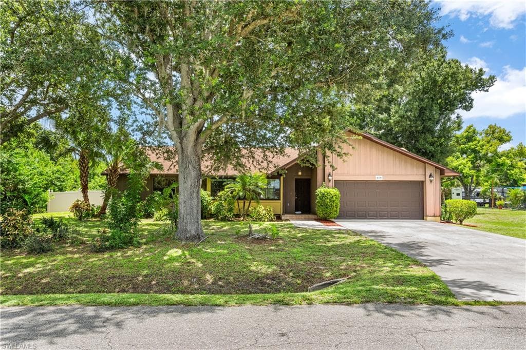 614 Calvin AVE LEHIGH ACRES, FL 33972