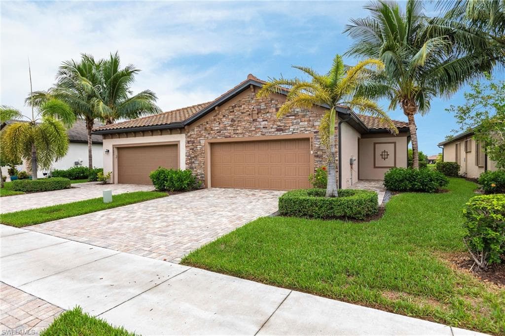 9083 Woodhurst DR NAPLES, FL 34120