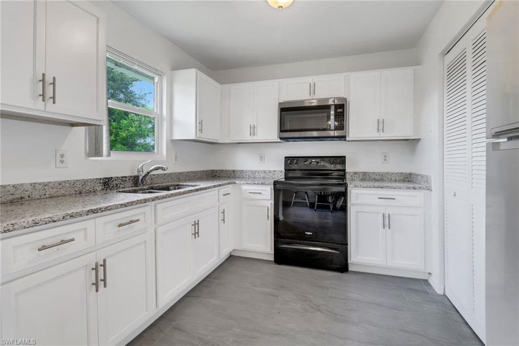 3907 34th ST SW LEHIGH ACRES, FL 33976