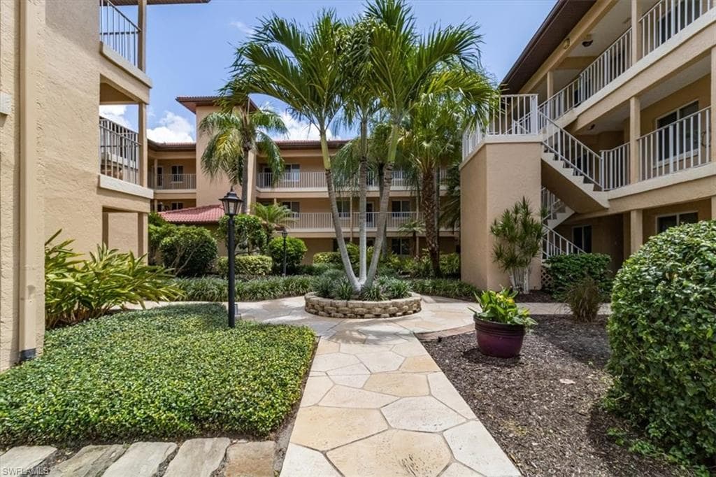 1025 Foxfire LN 101 NAPLES, FL 34104