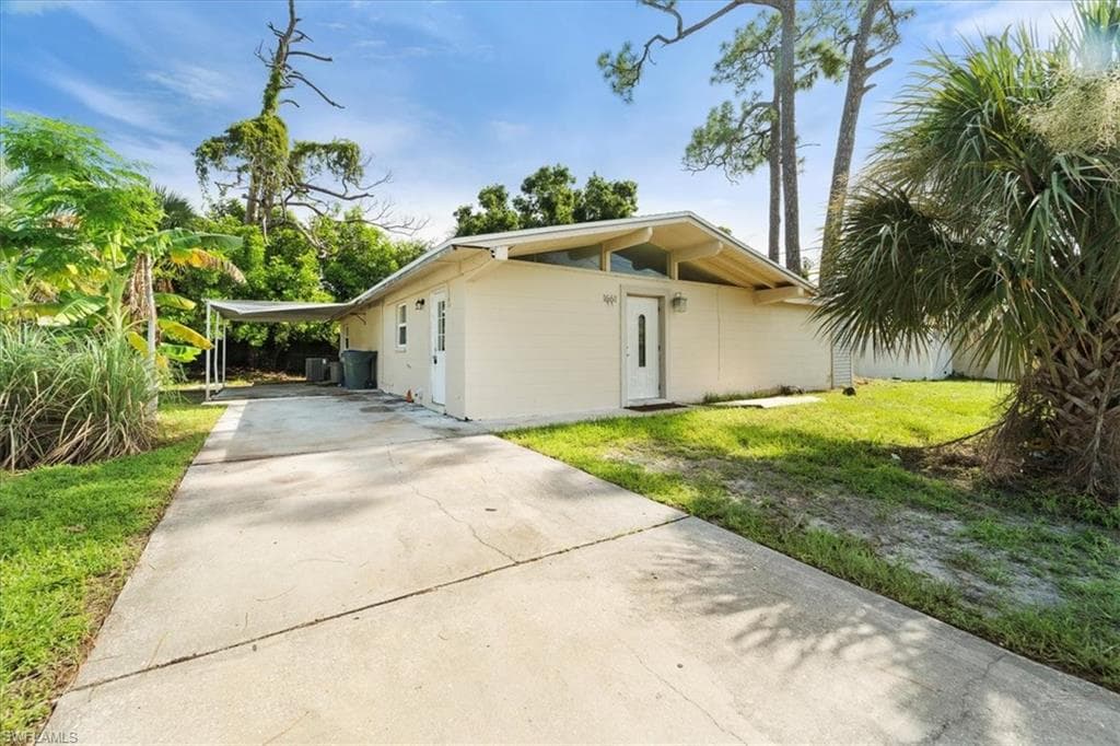 1661 Newport CT FORT MYERS, FL 33907