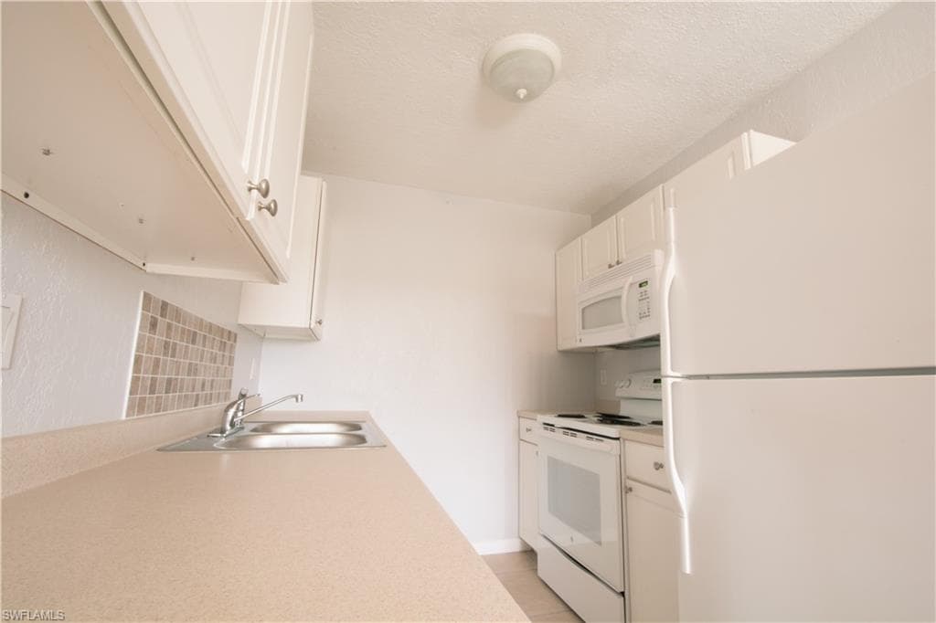 4625 Bayshore DR D13 NAPLES, FL 34112