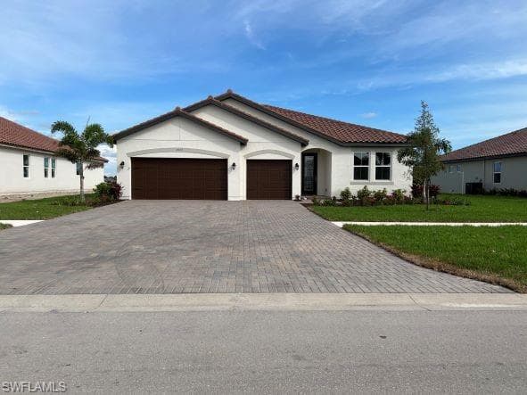 2063 Grove DR NAPLES, FL 34120