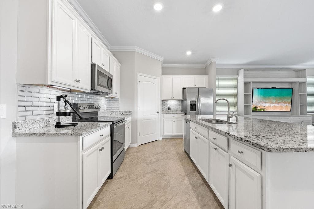 1585 Vizcaya LN NAPLES, FL 34113