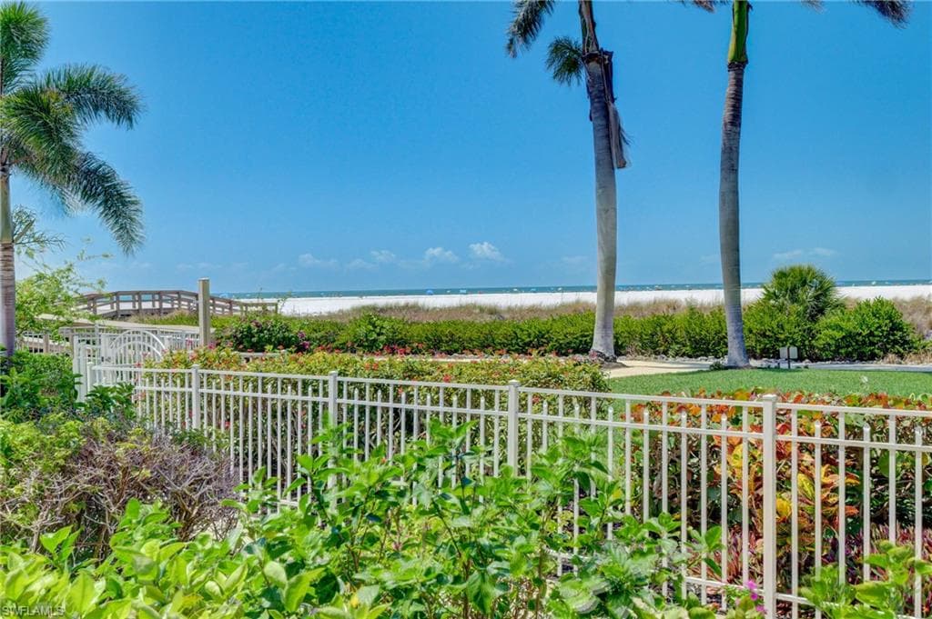 240 Seaview CT 111 MARCO ISLAND, FL 34145