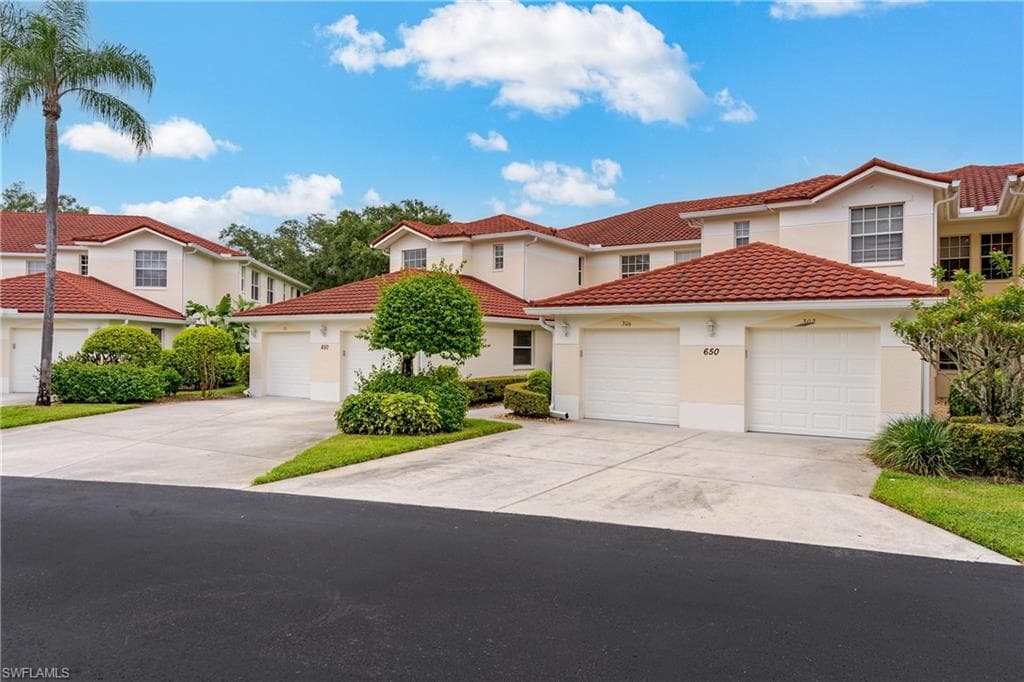 650 Lalique CIR 302 NAPLES, FL 34119