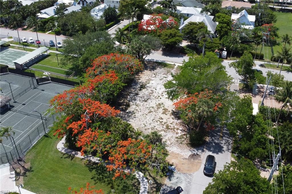 675 8TH AVE S NAPLES, FL 34102