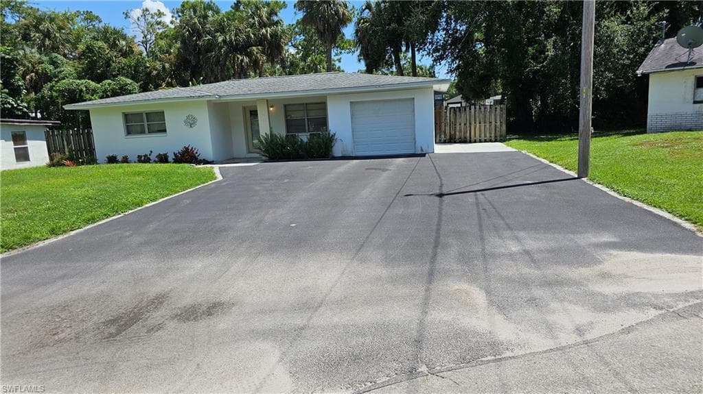 1821 Marilyn DR NORTH FORT MYERS, FL 33917