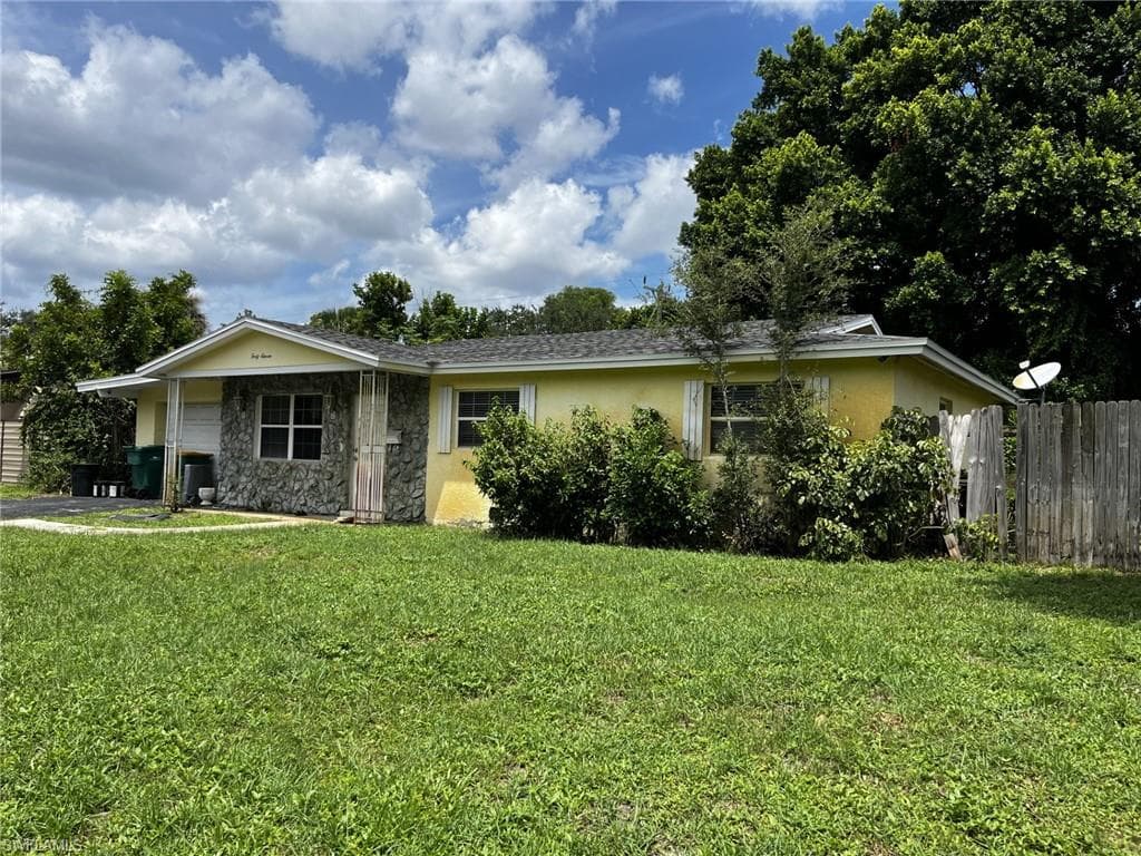 4011 Coconut CIR N NAPLES, FL 34104