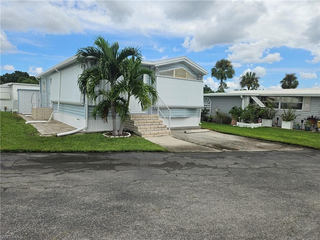 8 Onyx DR 8O NAPLES, FL 34114