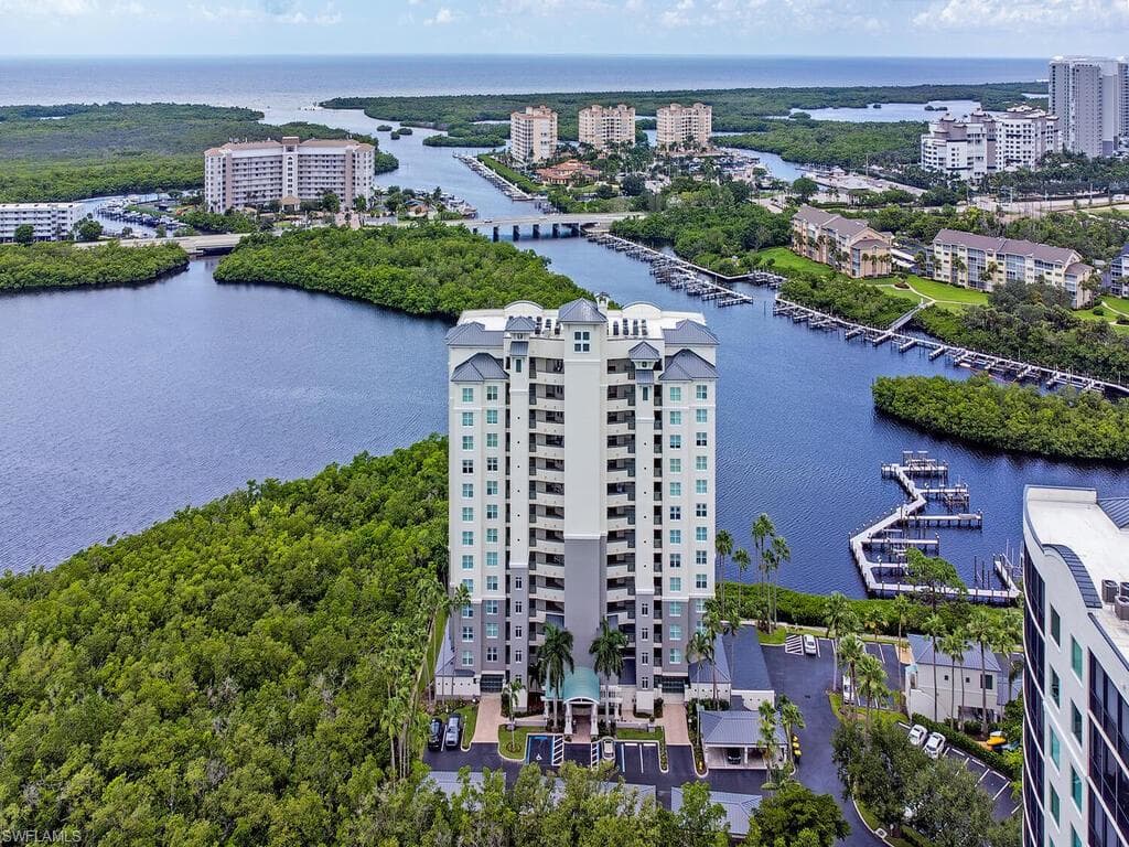 420 Cove Tower DR 202 NAPLES, FL 34110