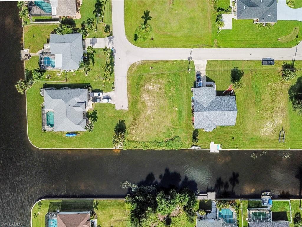 627 SE 19th CT CAPE CORAL, FL 33990