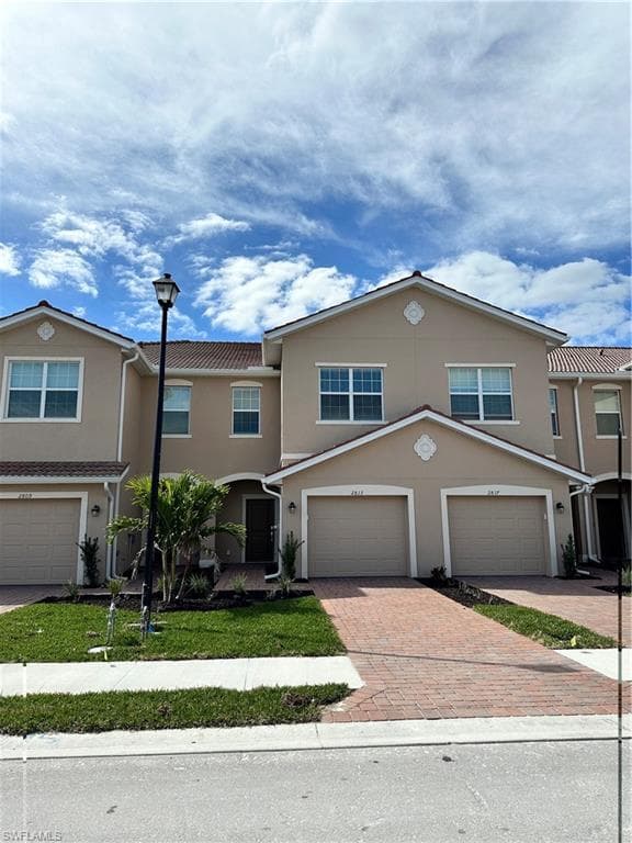 2813 Citrus ST NAPLES, FL 34120