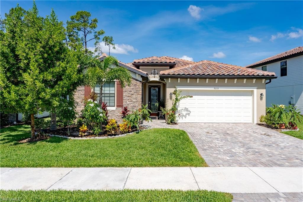 9355 Foxglove LN NAPLES, FL 34120