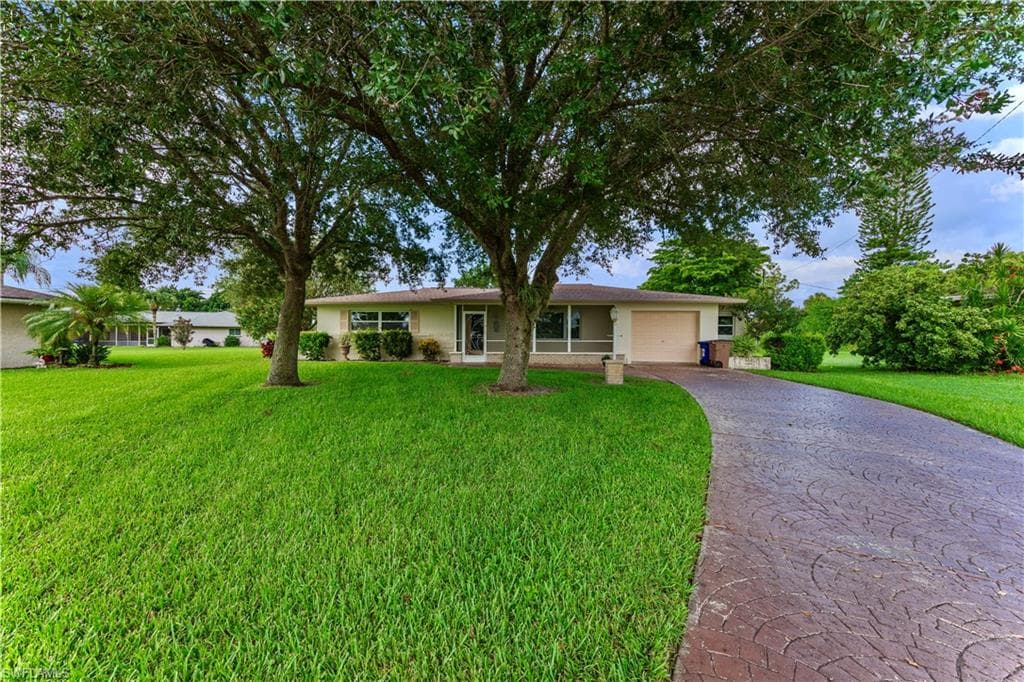 1515 Canal PL LEHIGH ACRES, FL 33936