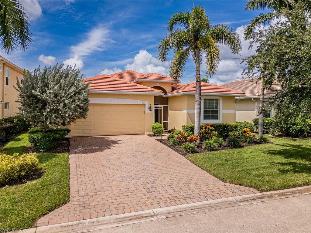 2523 Blackburn CIR CAPE CORAL, FL 33991