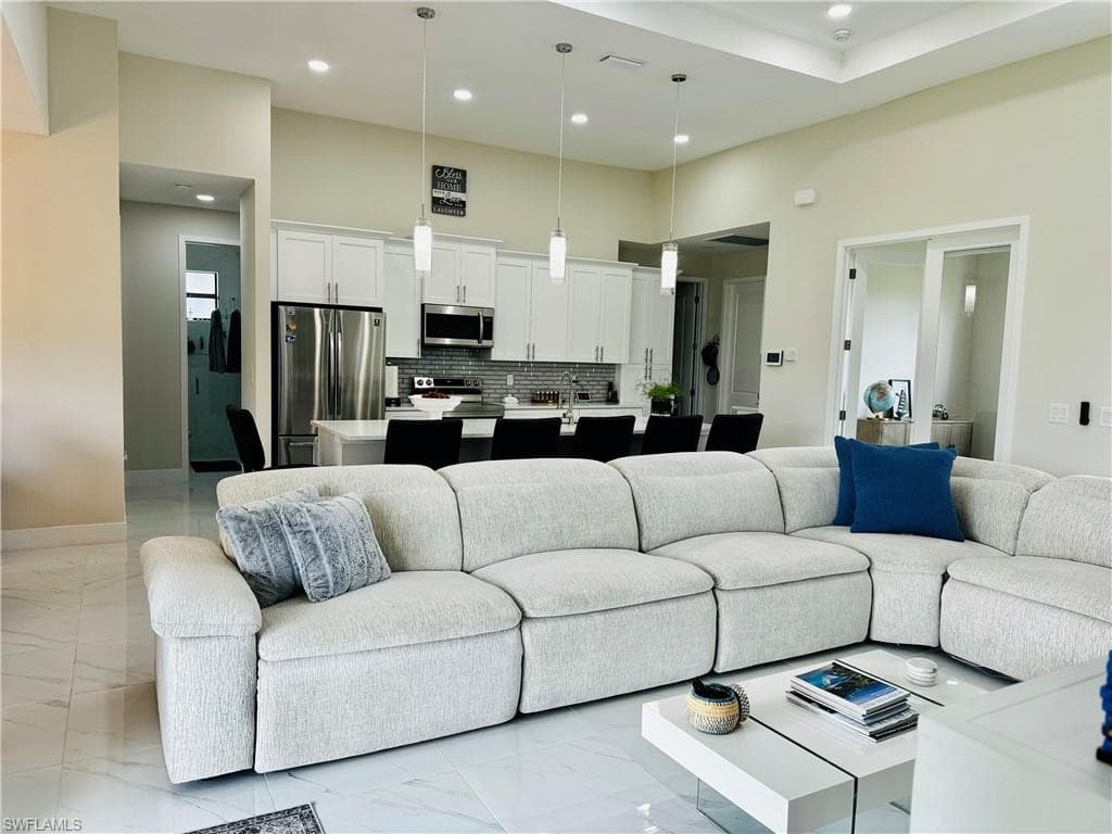 401 NE 9th ST CAPE CORAL, FL 33909