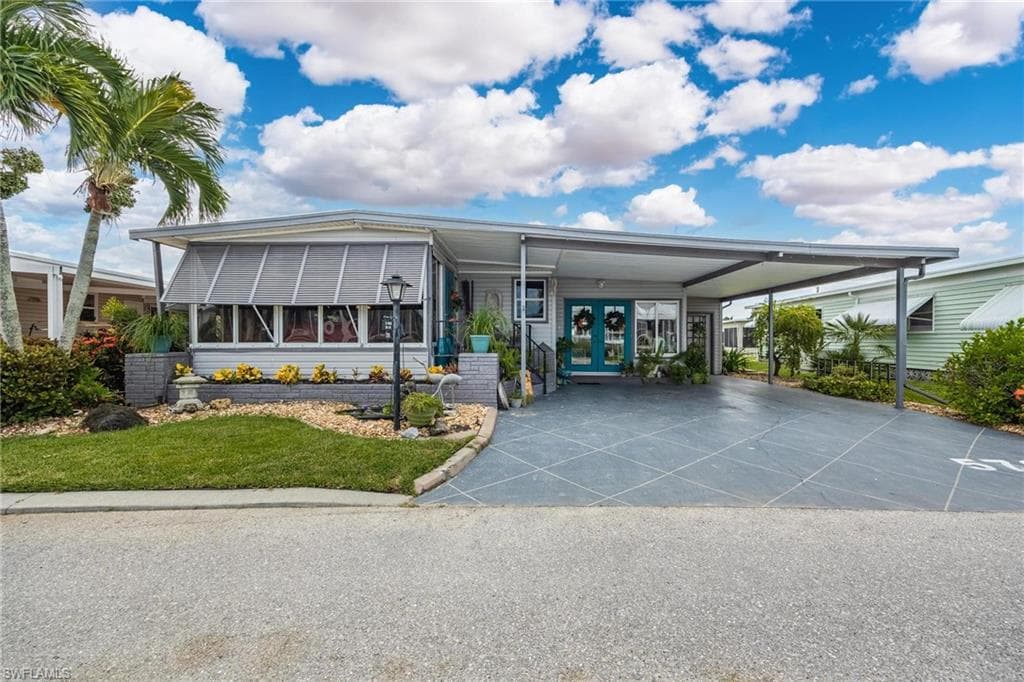 576 Hogan DR NORTH FORT MYERS, FL 33903
