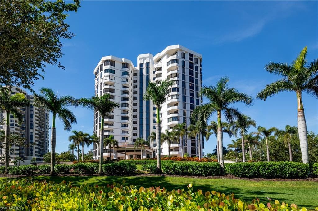 6075 Pelican Bay BLVD 102 NAPLES, FL 34108